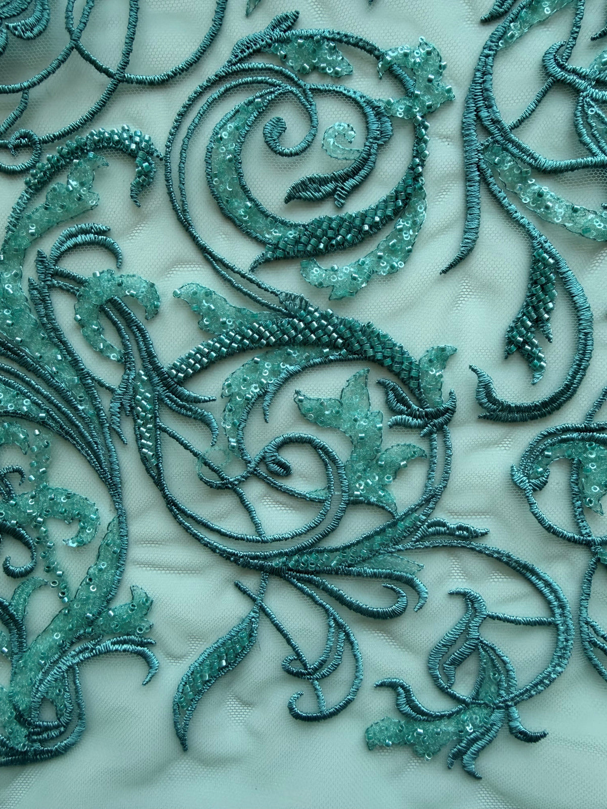 Helljadefarbener, bestickter Tüll mit Perlen - EB1091