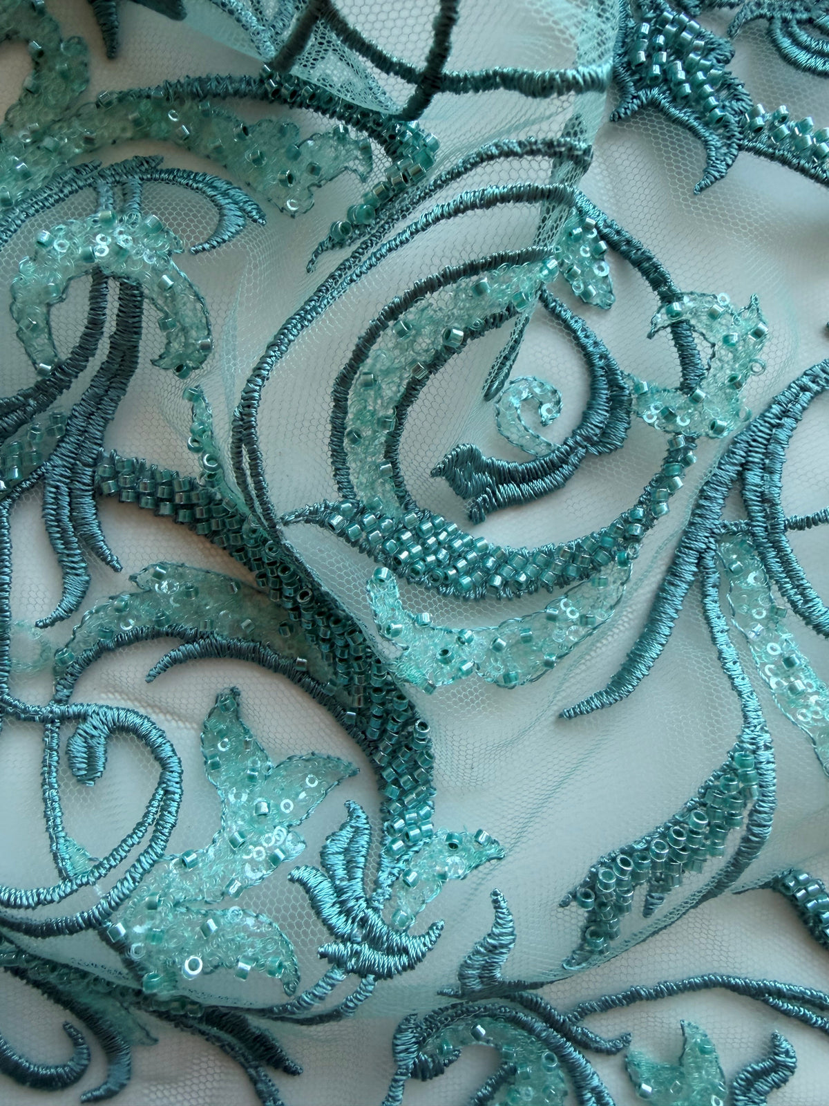 Helljadefarbener, bestickter Tüll mit Perlen - EB1091