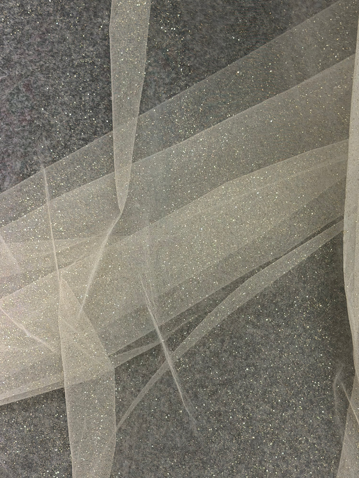 Elfenbeinfarbener Tüll mit Goldglitzer - P15