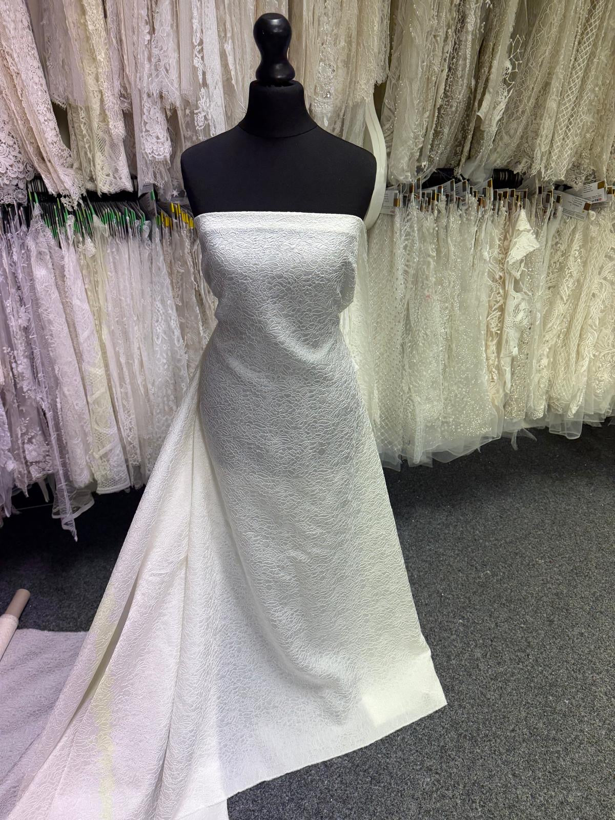 Italienischer Cloqué-Jacquard in Blass-Elfenbein - P664