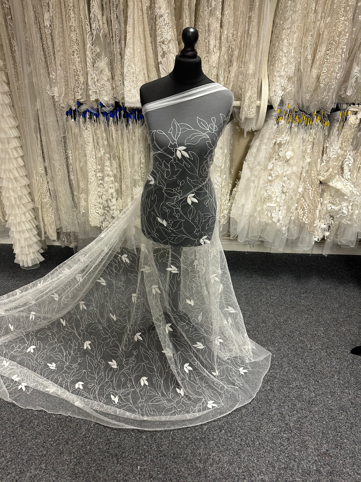 Elfenbeinfarbene bestickte Spitze - Winslett