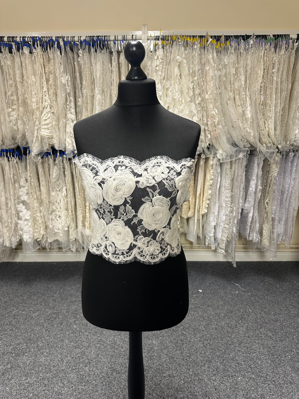 Elfenbeinfarbene Chantilly-Spitze – Abra