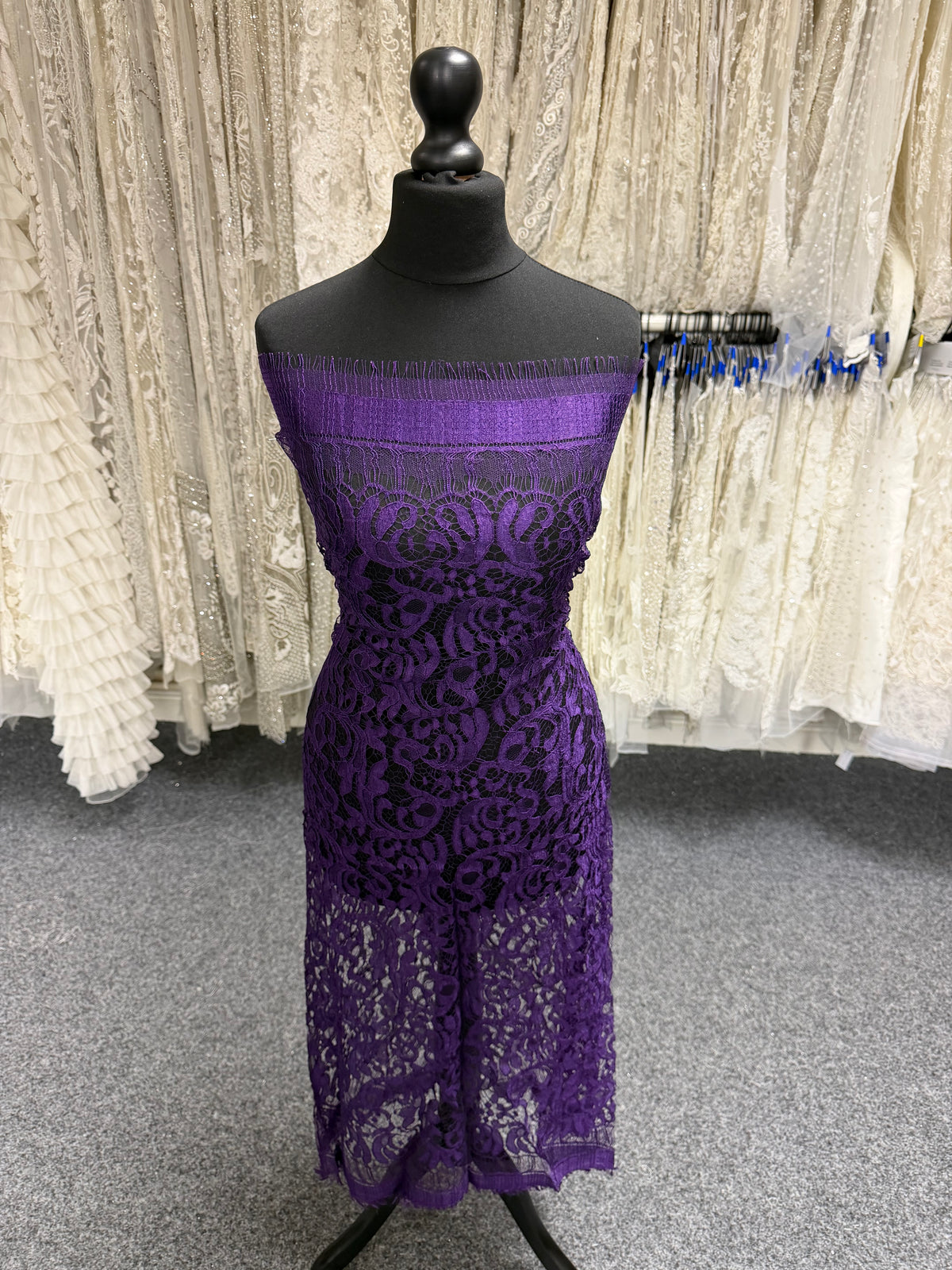 Violette italienische Spitze - P883