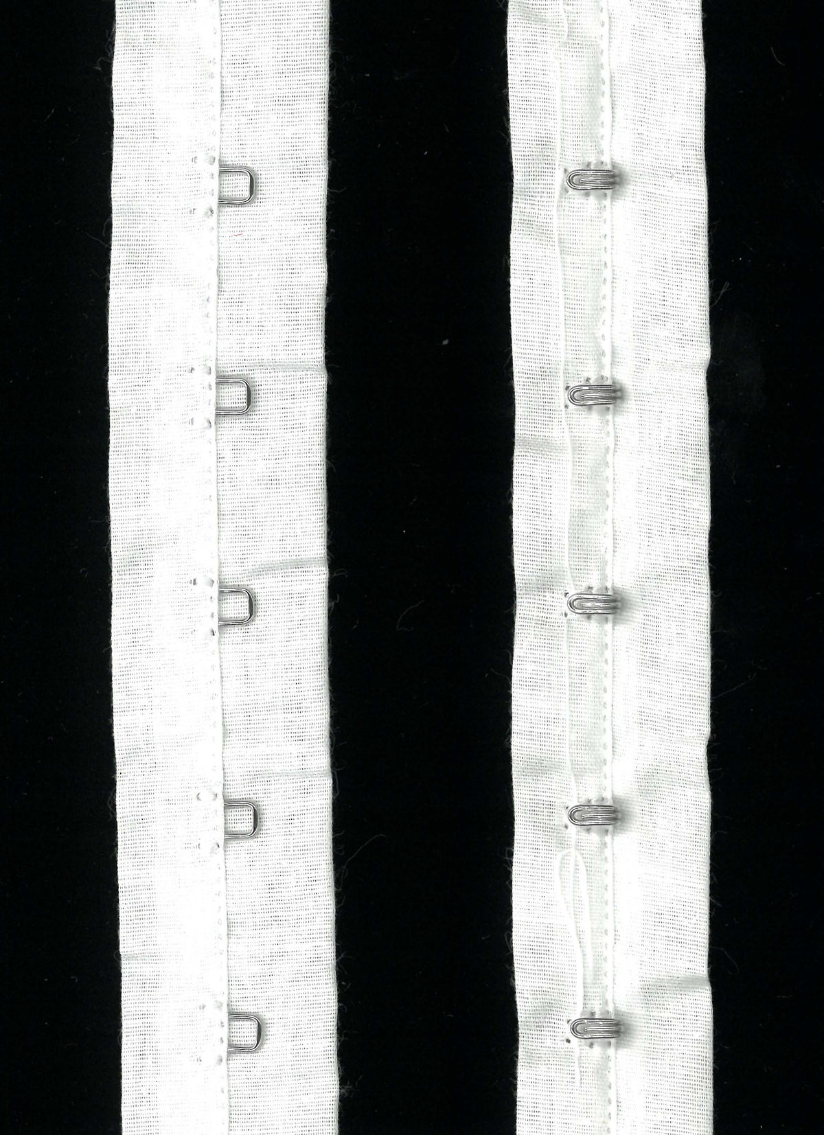 Weißes Haken- und Ösenband - A54