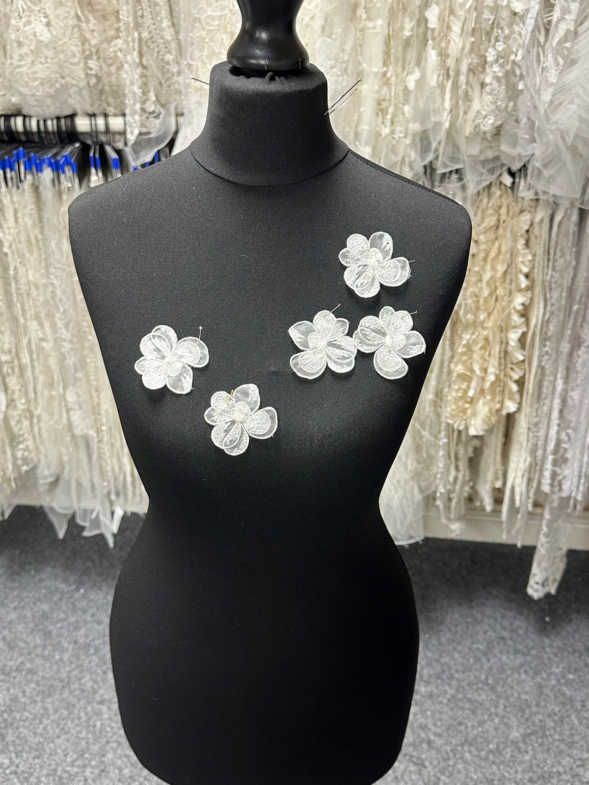 Elfenbeinfarbene bestickte Blume – Dandelion (Beutel zu 10 Stück)