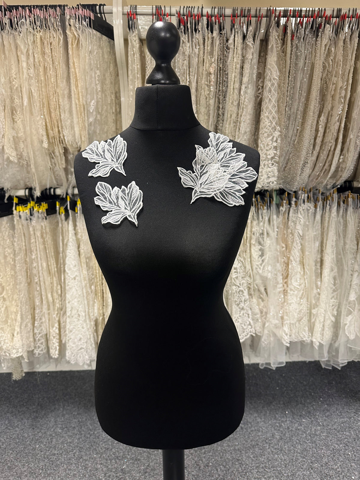 Elfenbein besticktes Blatt – Laurel (Beutel mit 10 Stück)