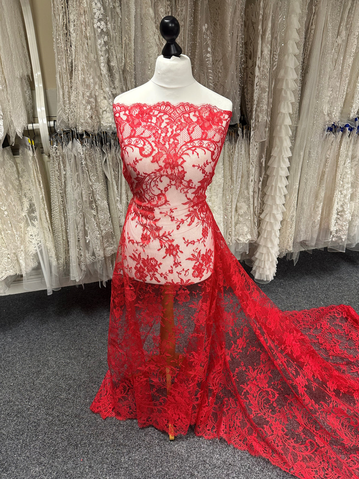 Scharlachrote Chantilly-Spitze – Blitzen