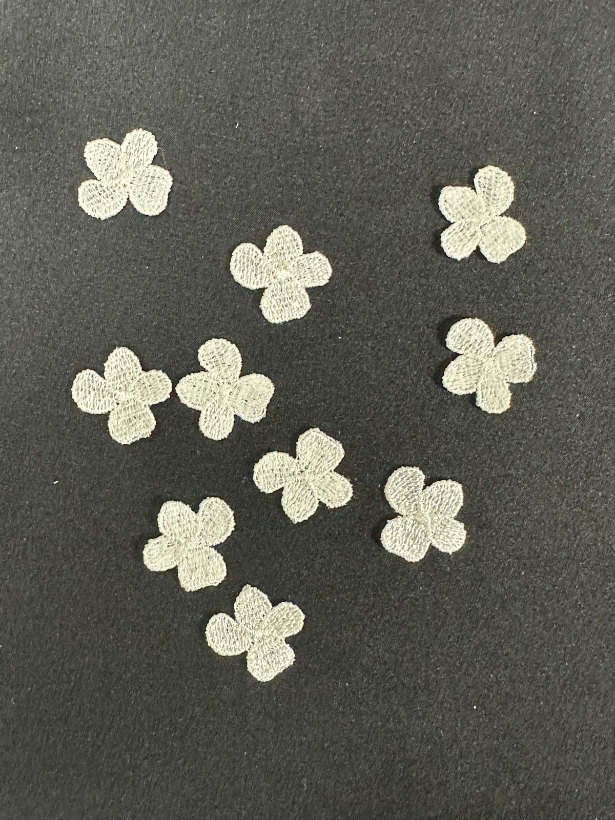 Elfenbeinfarbene bestickte Blume – Perwinkle (Beutel zu 10 Stück)