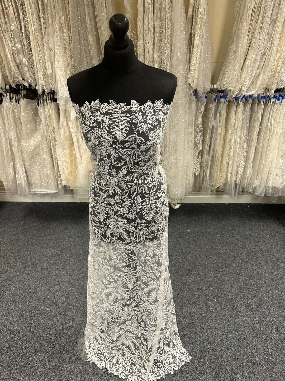 Elfenbeinfarbene bestickte Spitze – Fosette