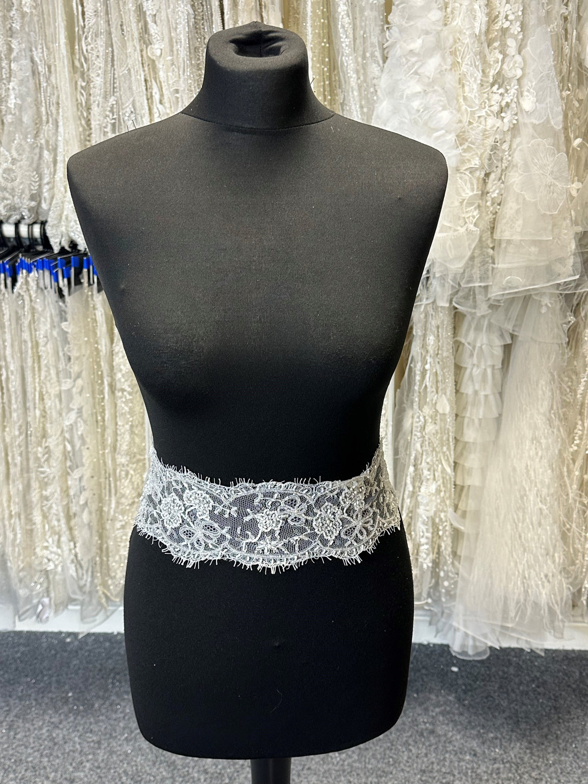 Elfenbeinfarbener Chantilly-Spitzenbesatz – Meryl