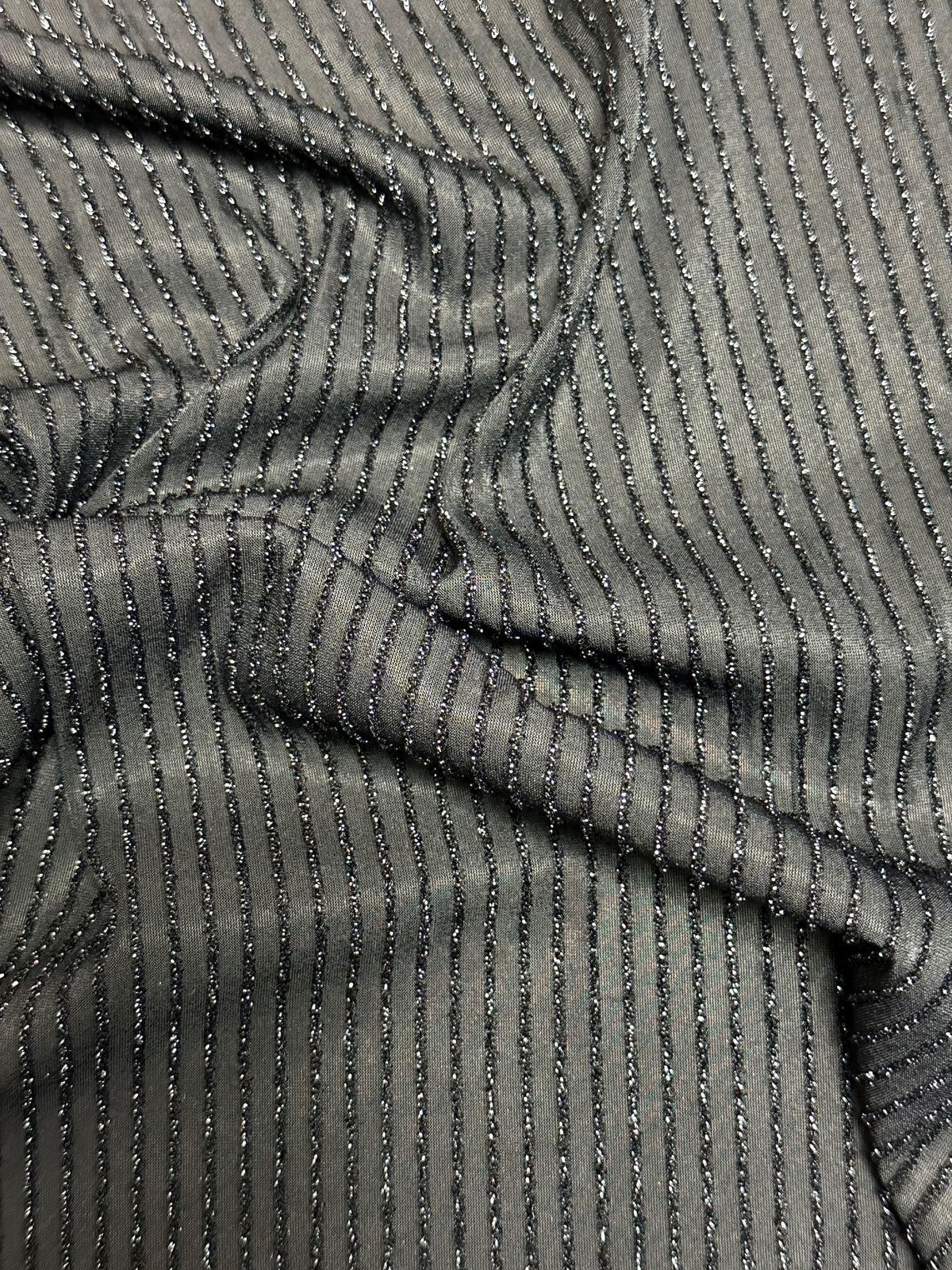 Schwarzer, perlenbesetzter Georgette - Buda