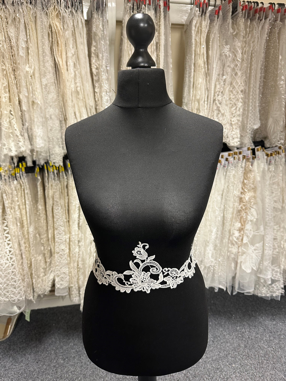 Elfenbeinfarbene Guipure-Spitzenborte - Scharf