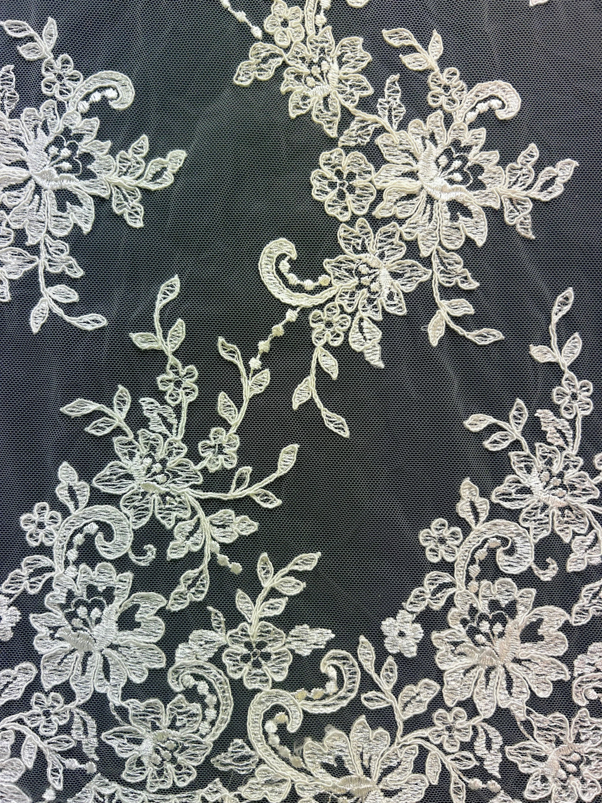 Elfenbeinfarbene Kordelspitze – Adele