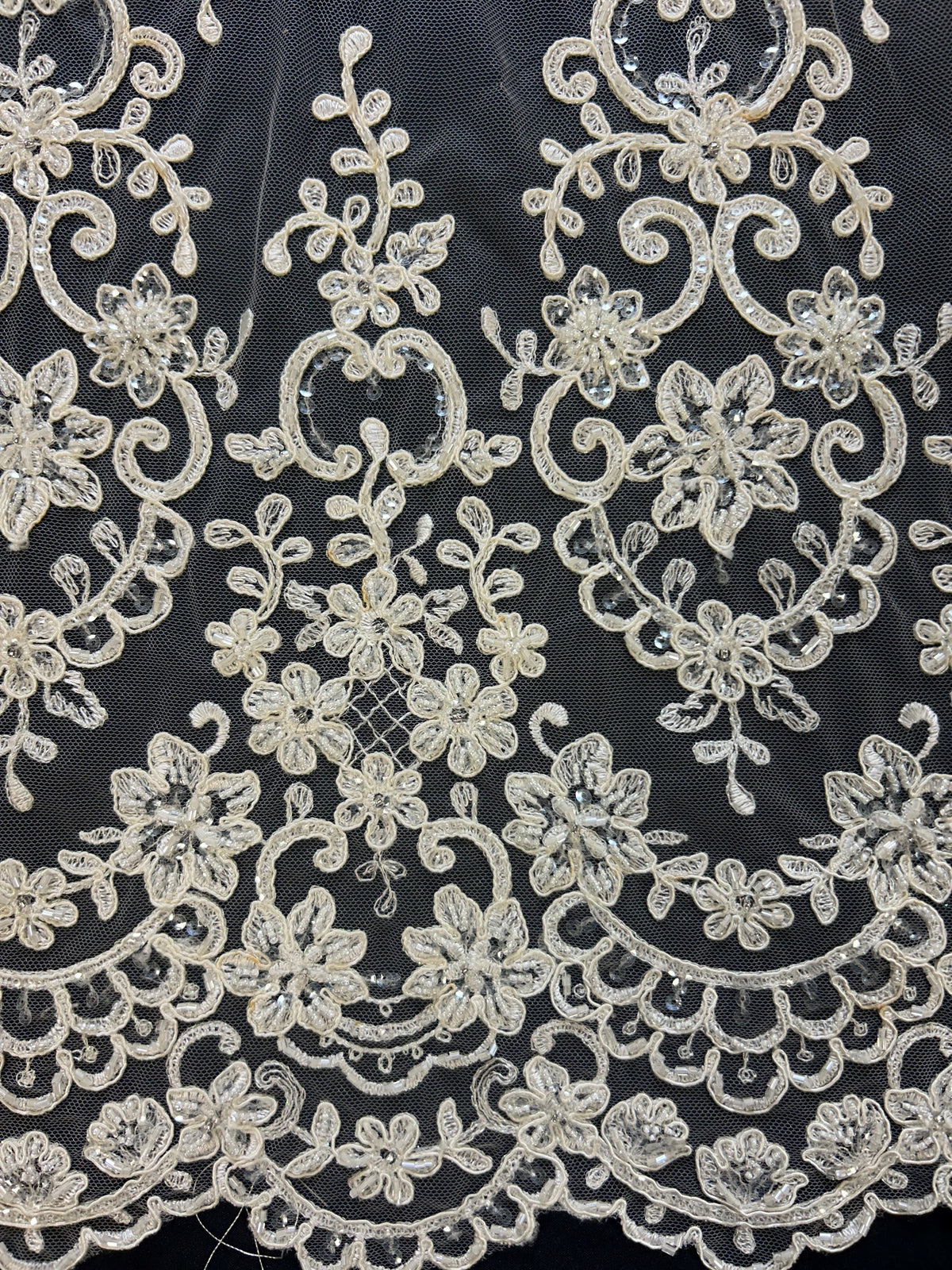 Elfenbeinfarbene Perlenspitze – Alexandra