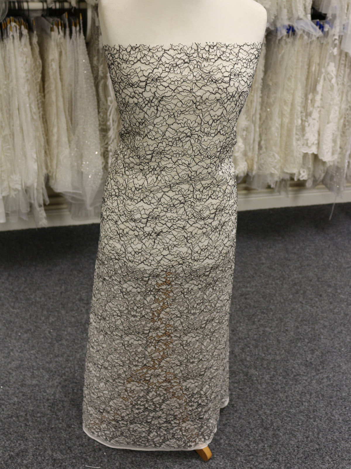 Kordelspitze in Weiß und Schwarz – Angela