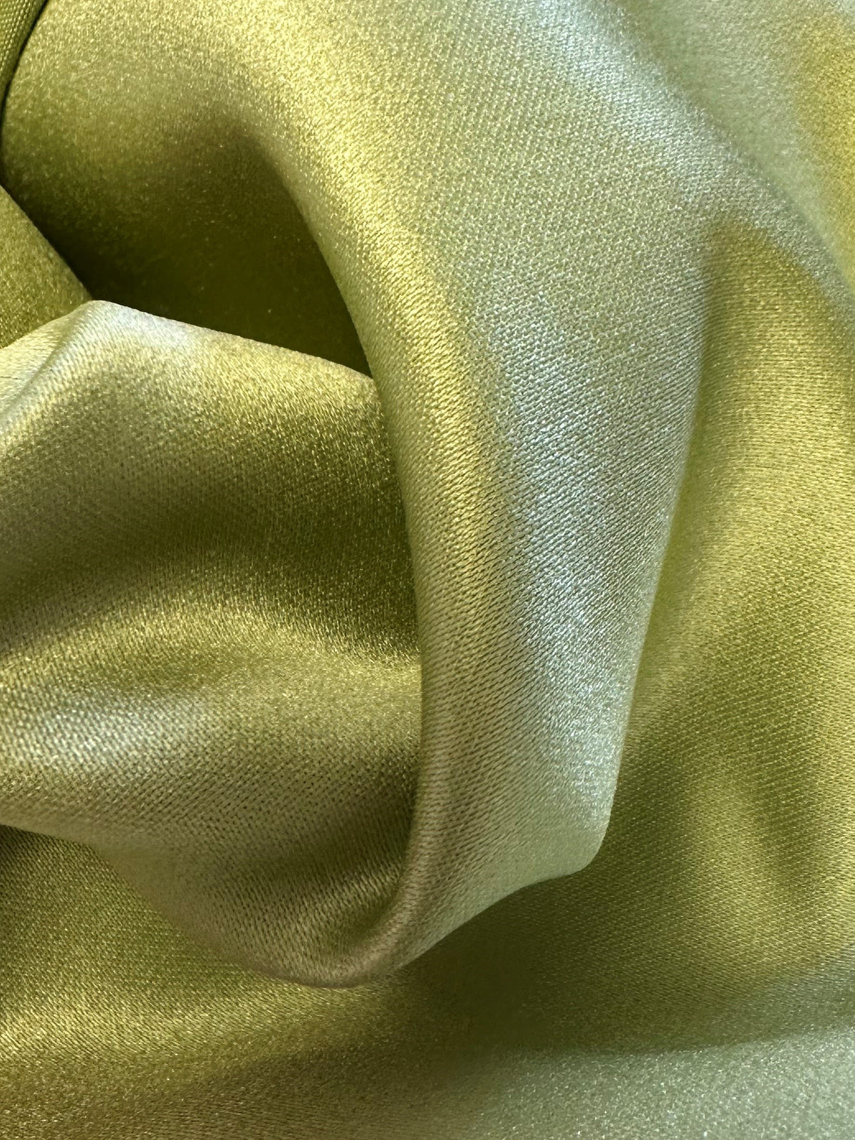 Apfelfarbener Polyester-Duchesse-Satin – Contessa