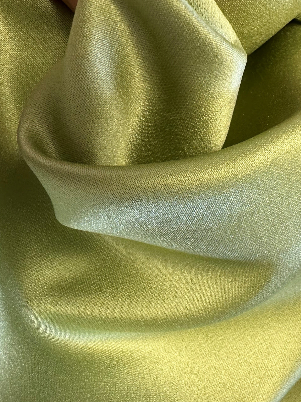 Apfelfarbener Polyester-Duchesse-Satin – Contessa