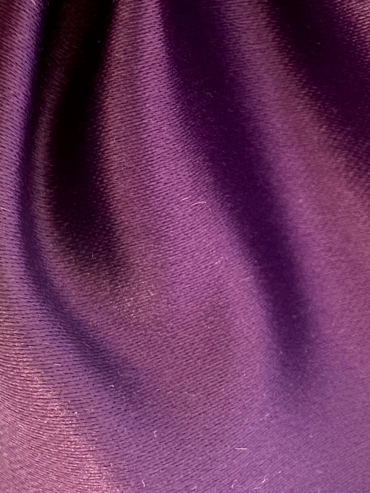 Auberginefarbener Polyester-Duchesse-Satin – Scenery