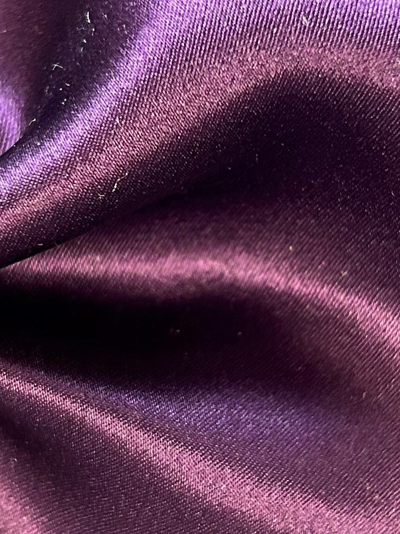Auberginefarbener Seidensatin – Magnifique