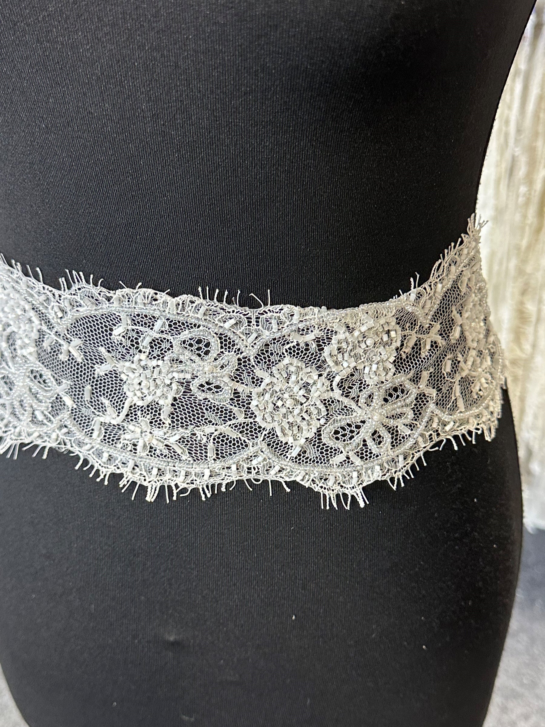 Elfenbeinfarbener Chantilly-Spitzenbesatz – Meryl