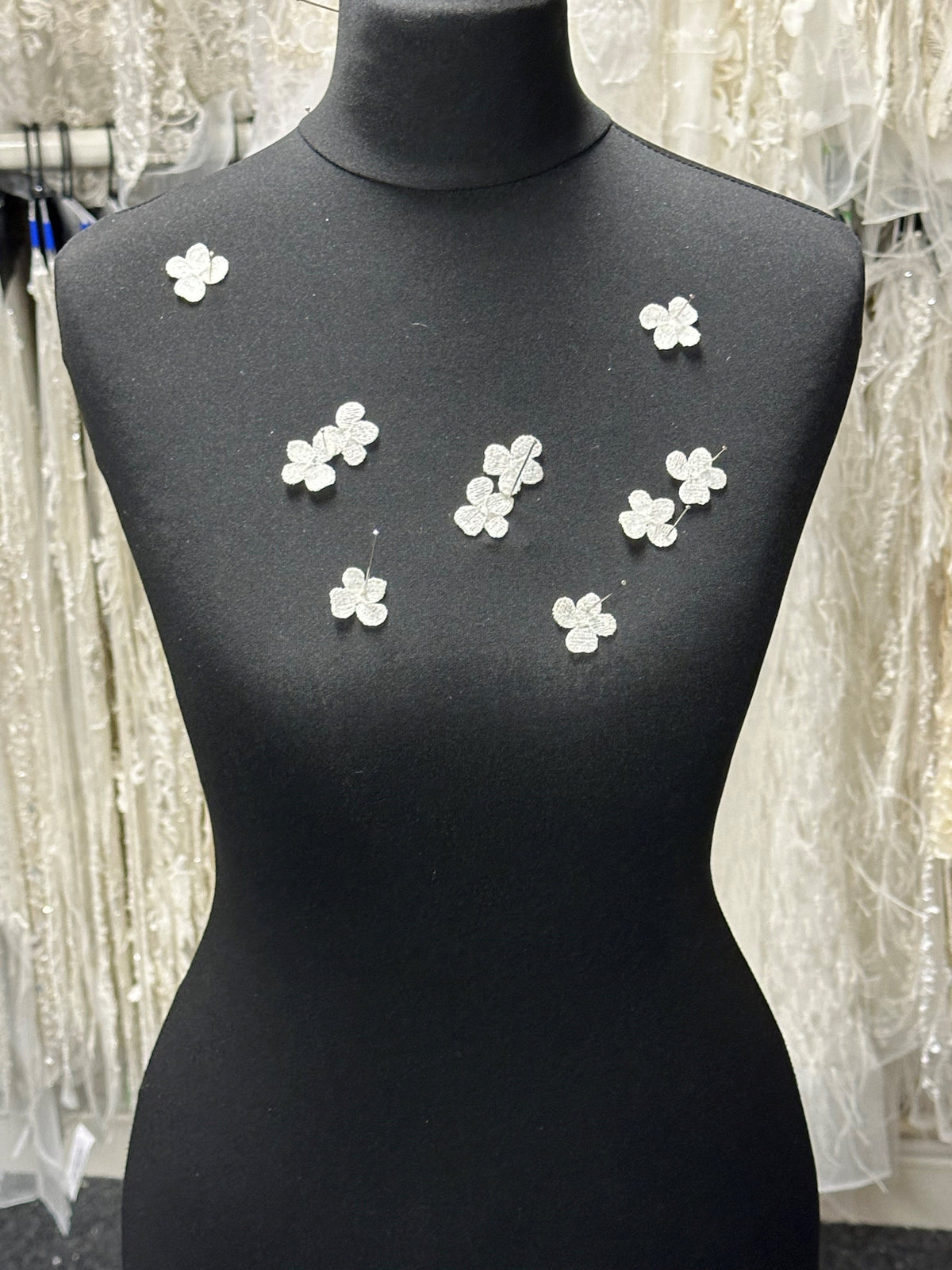 Elfenbeinfarbene bestickte Blume – Perwinkle (Beutel zu 10 Stück)