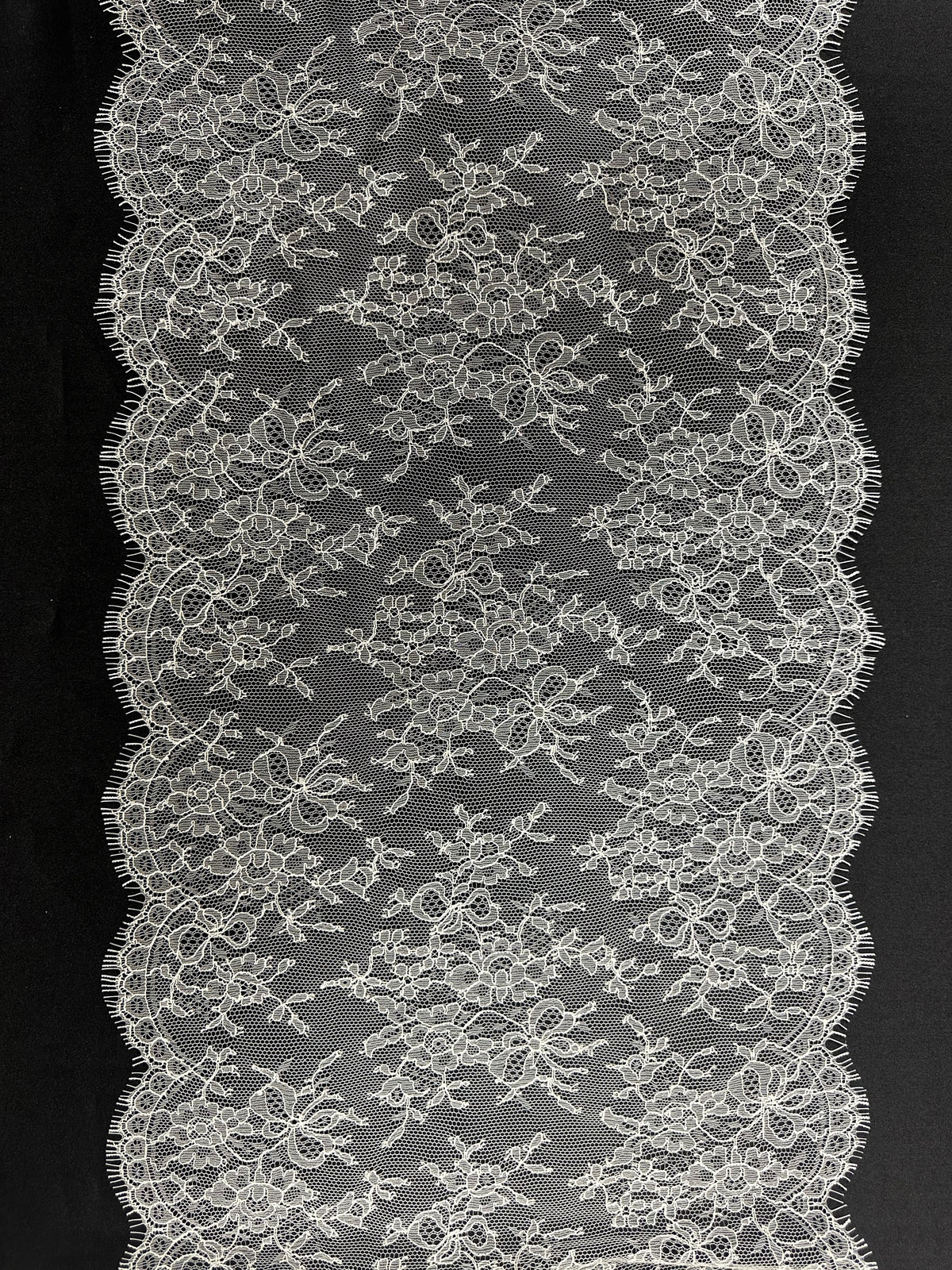 Elfenbeinfarbener Chantilly-Spitzenbesatz - Baskisch