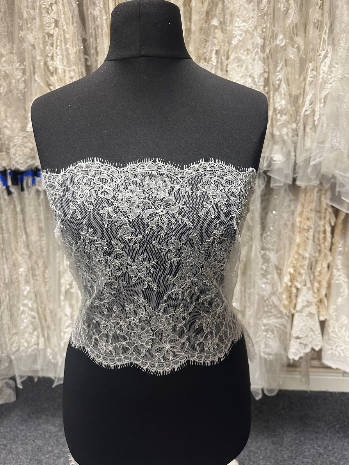 Elfenbeinfarbener Chantilly-Spitzenbesatz - Baskisch