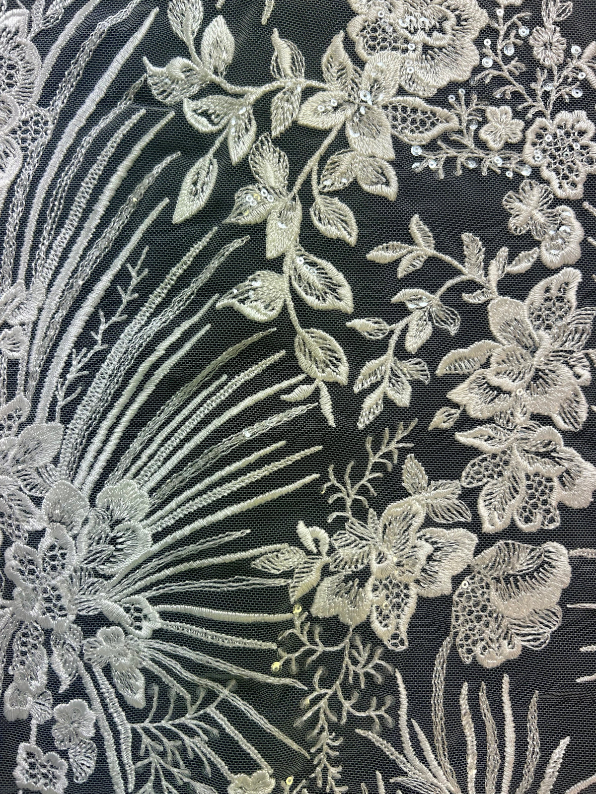 Elfenbeinfarbene bestickte Spitze – Beluga