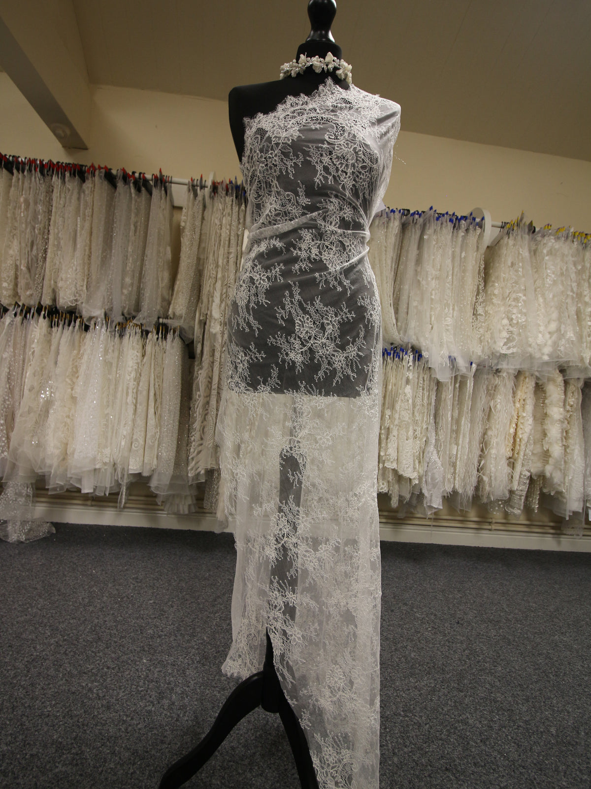 Elfenbeinfarbene Raschelspitze – Bethany