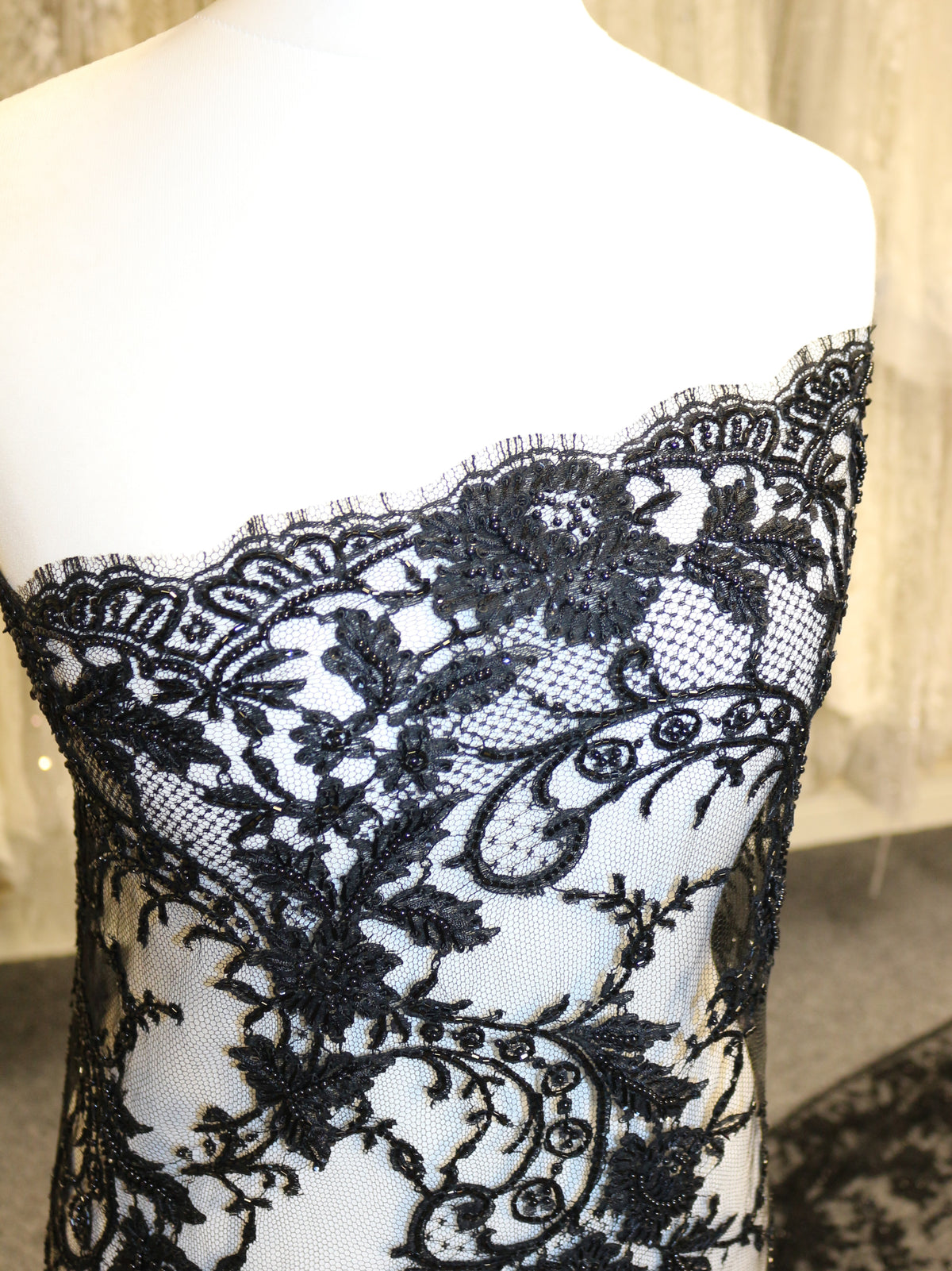 Schwarze handbestickte Chantilly-Spitze – Brandy