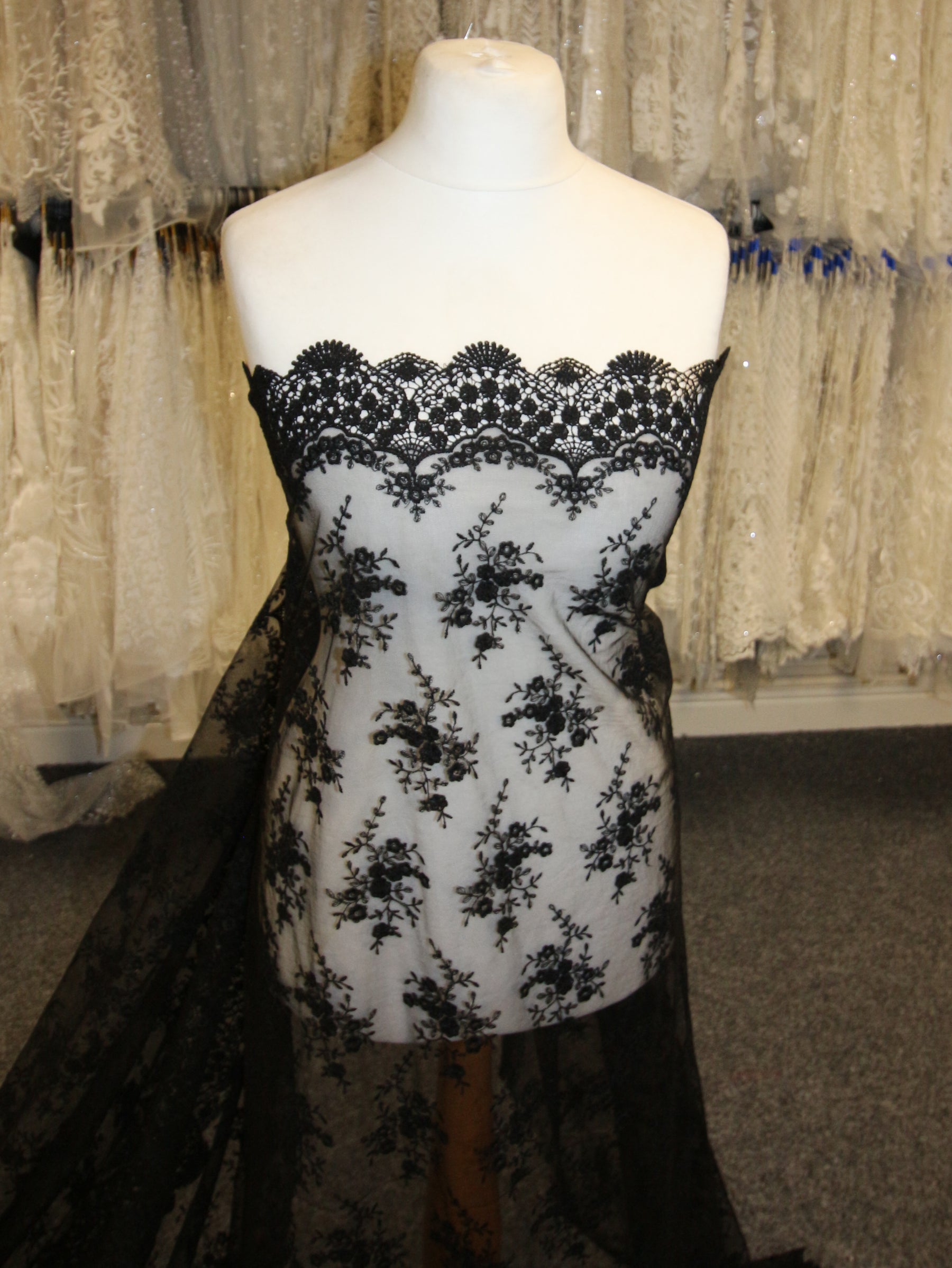 Schwarze bestickte Spitze – Kirsty