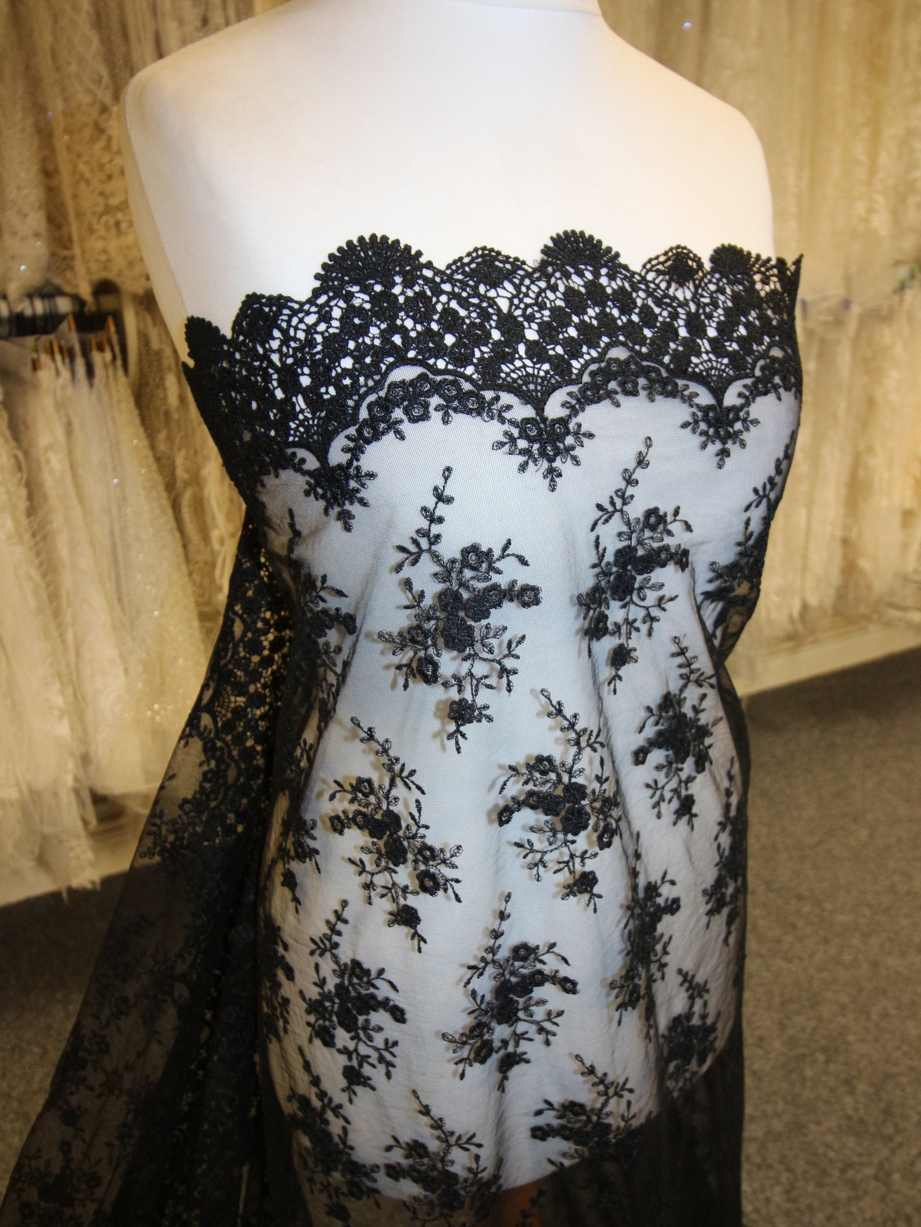 Schwarze bestickte Spitze – Kirsty