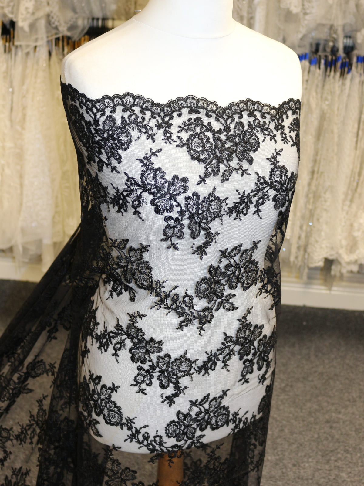 Schwarze Raschelspitze – Pandora