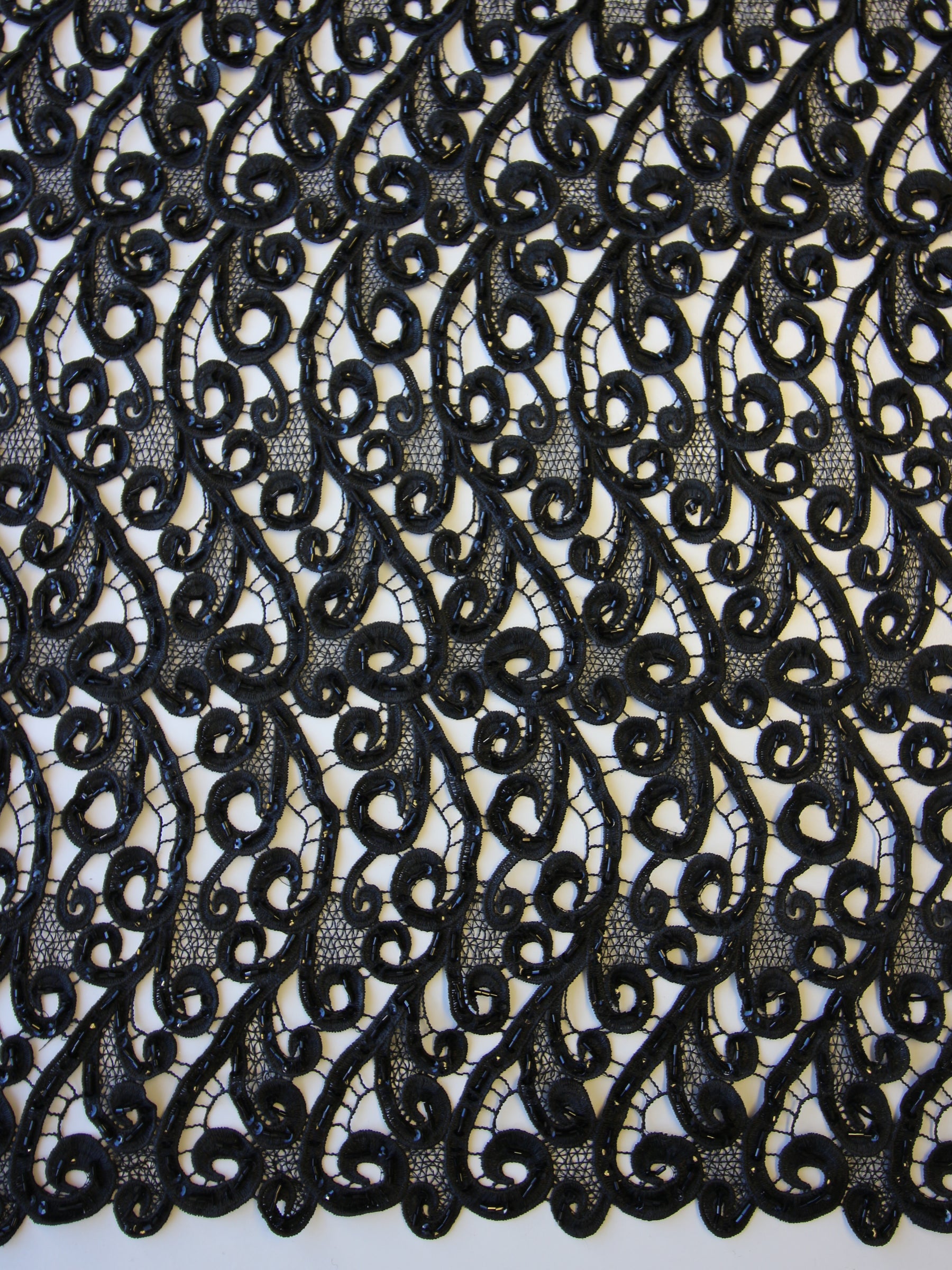 Schwarze Guipure-Spitze mit Perlen - Vaeda