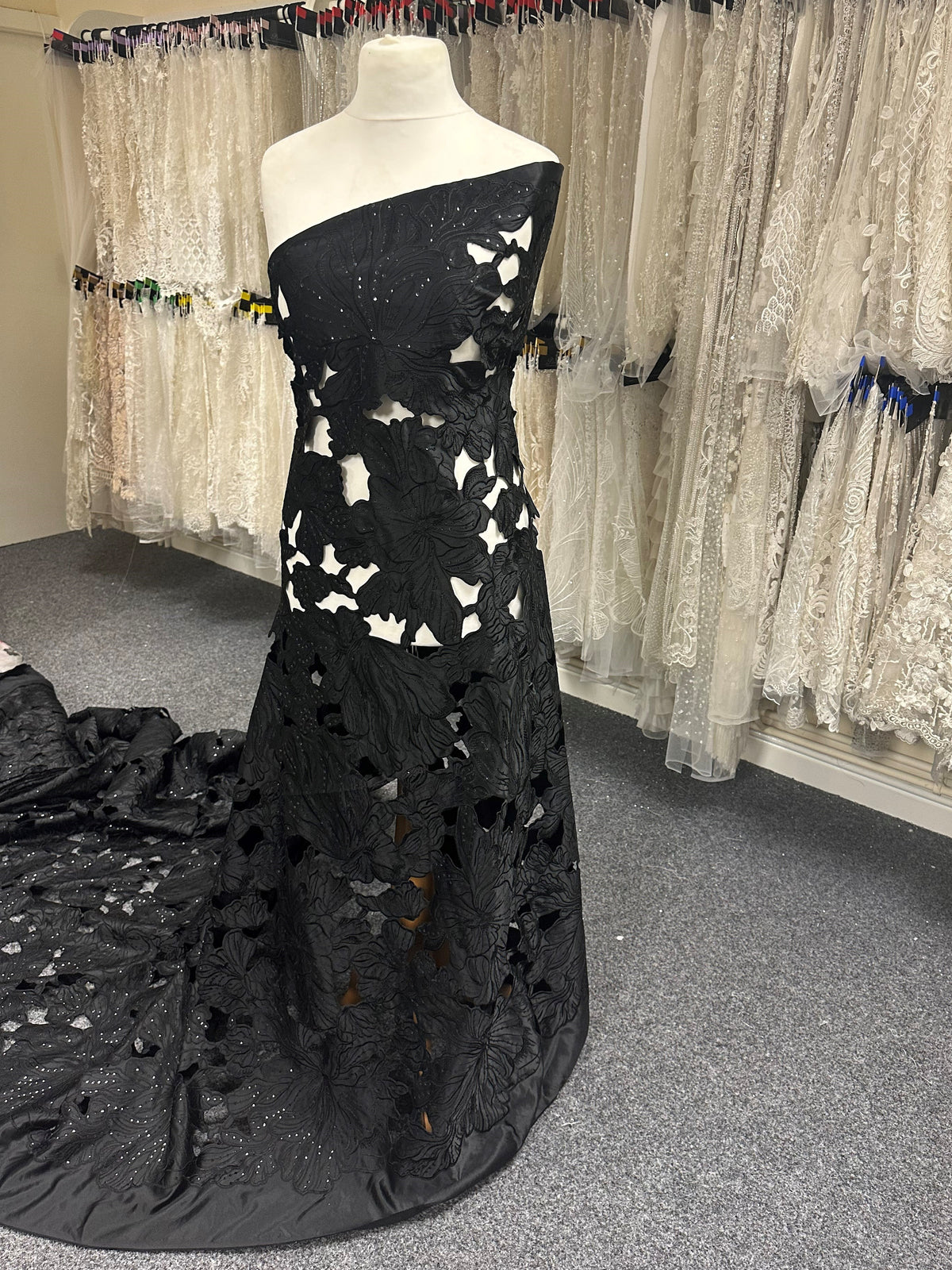 Schwarzer lasergeschnittener Satin - Arwen