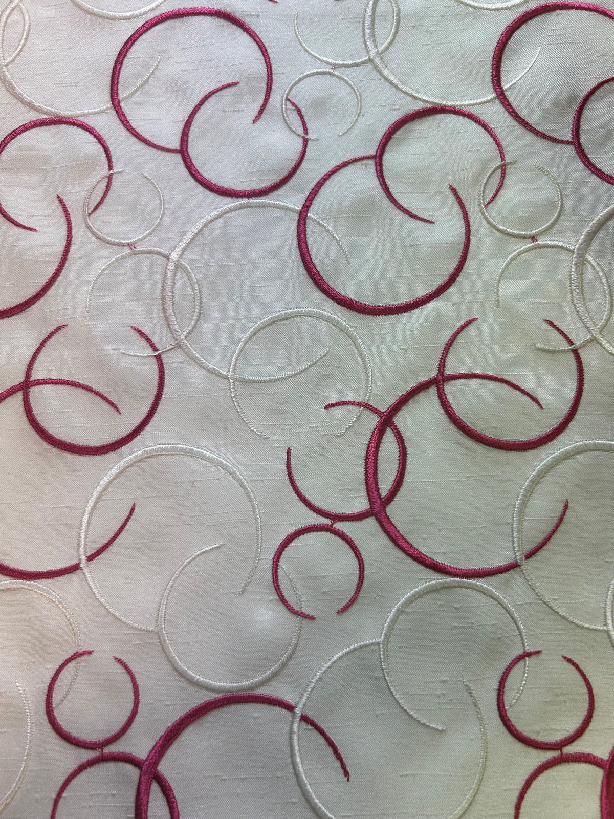 Himbeerfarbener bestickter Stoff - Brooklyn