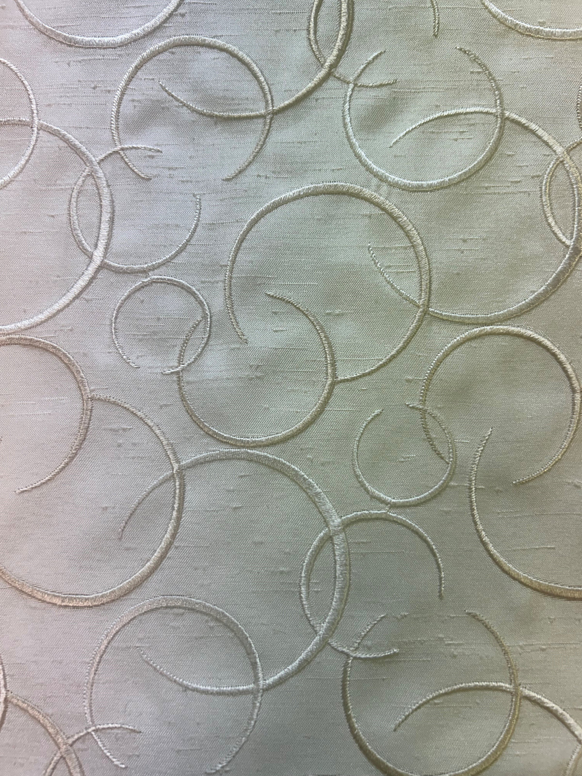 Champagnerfarbener bestickter Stoff – Brooklyn