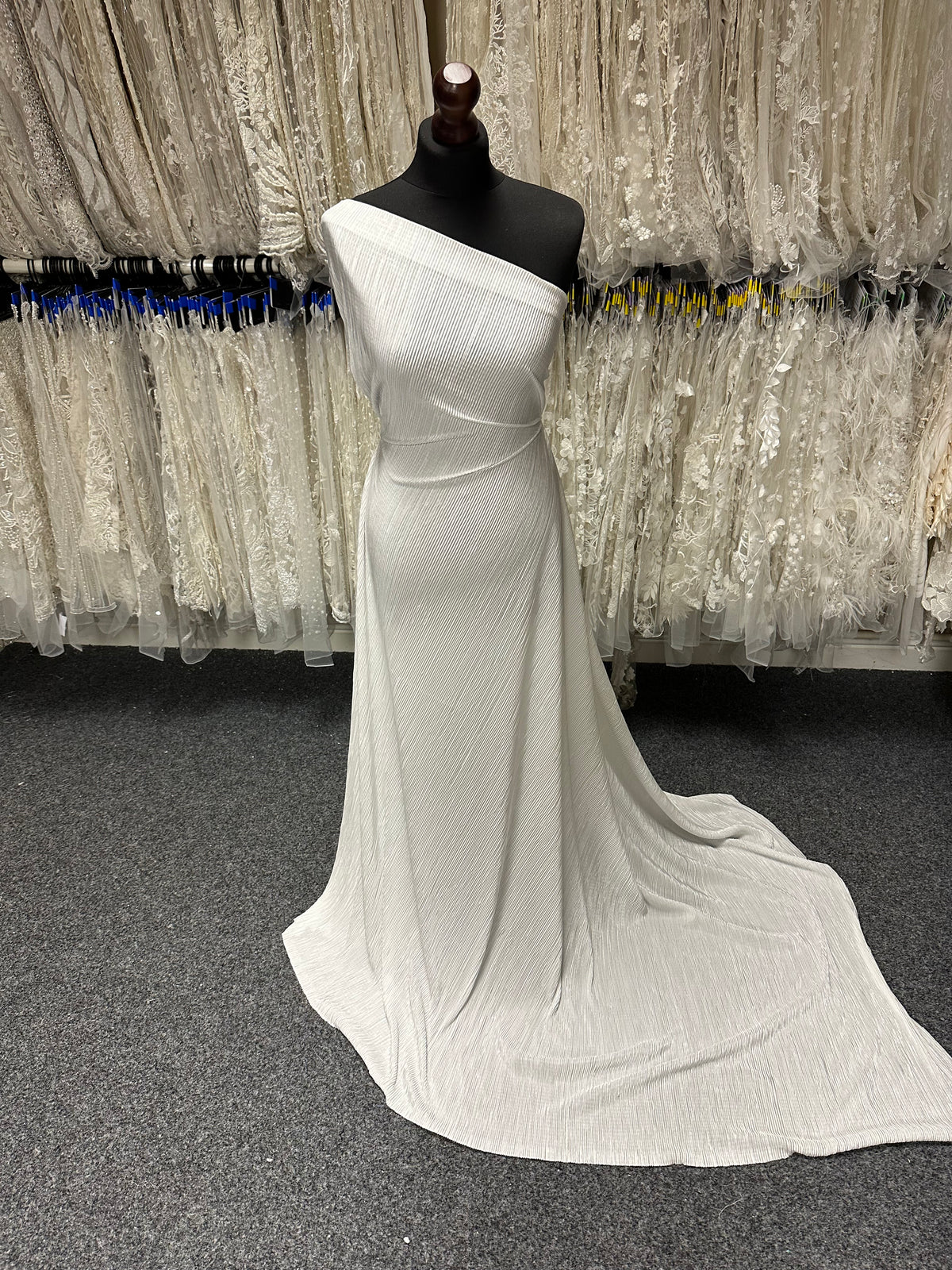 Elfenbeinfarbener, plissierter Polyesterstoff - Laval (CF)