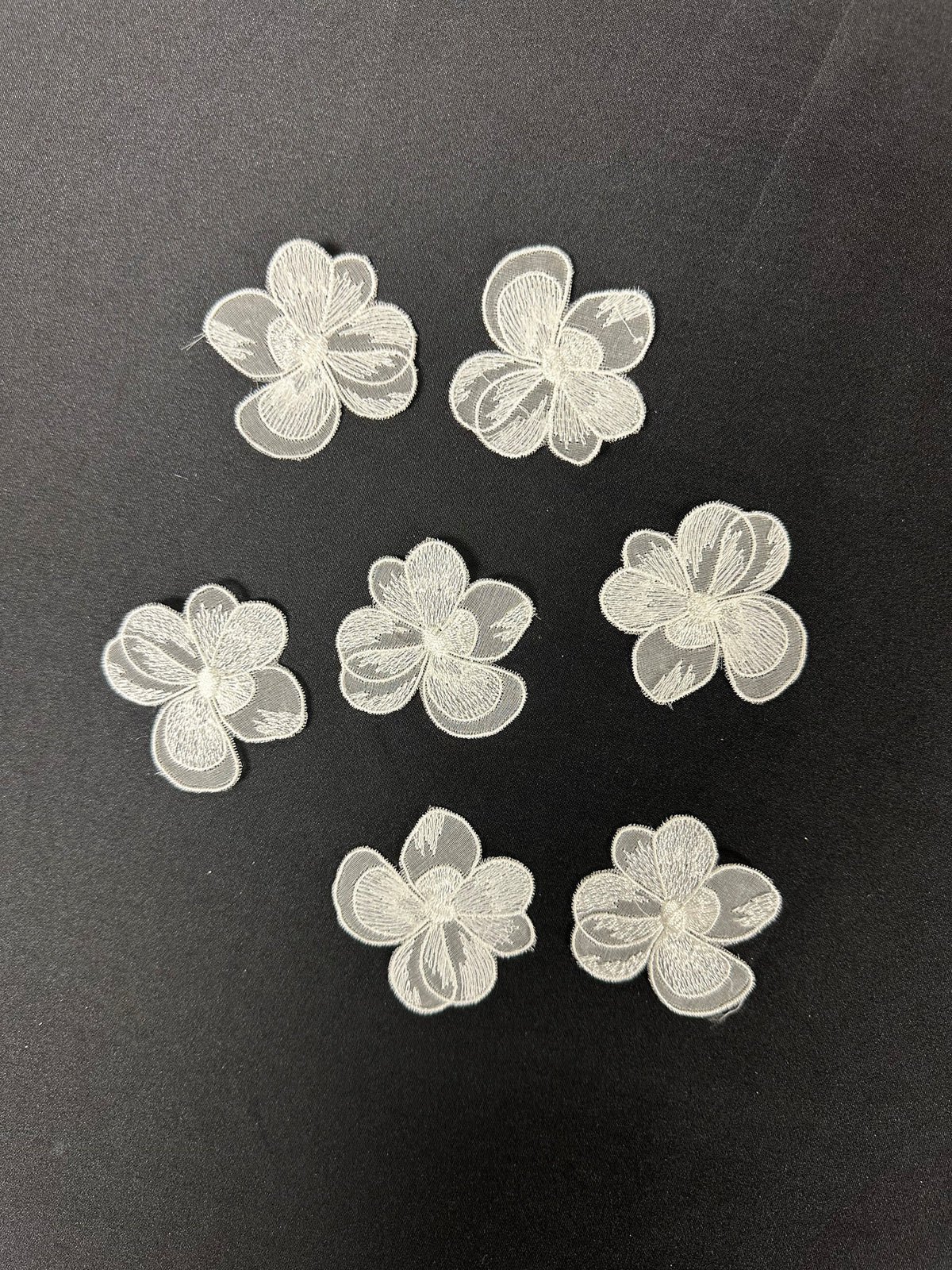 Elfenbeinfarbene bestickte Blume – Dandelion (Beutel zu 10 Stück)