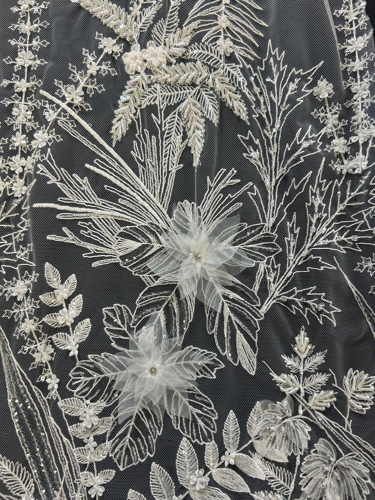 Elfenbeinfarbene 3D-Spitze mit Perlen – Cappucine