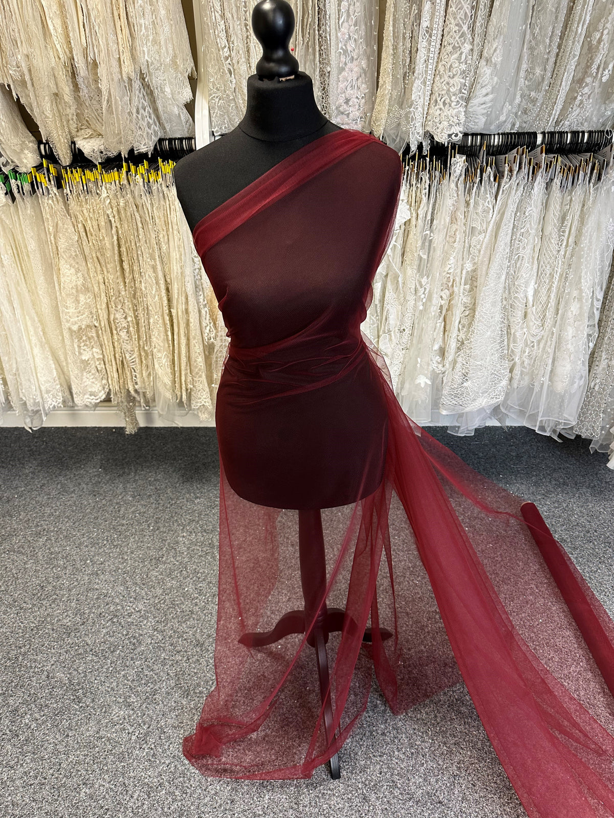 Weinroter Tüll - Karneval