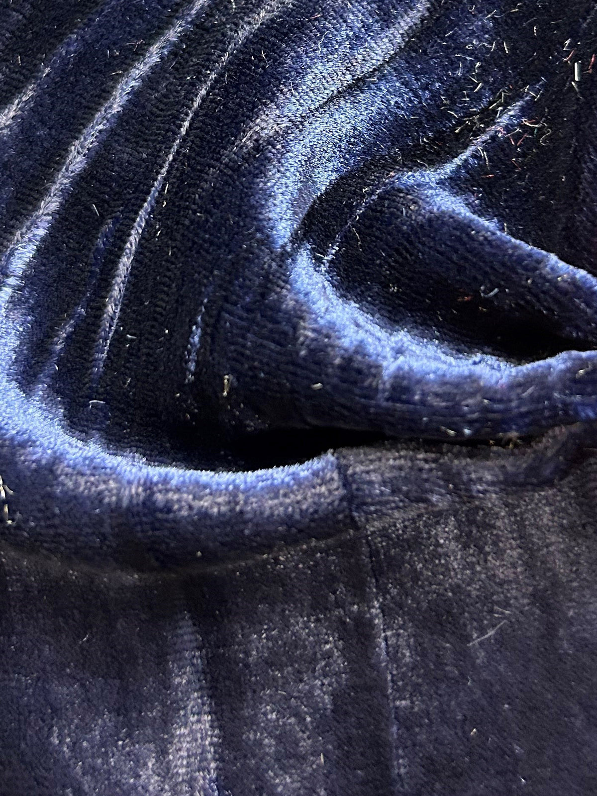 Marineblauer Seidensamt – Rüsche