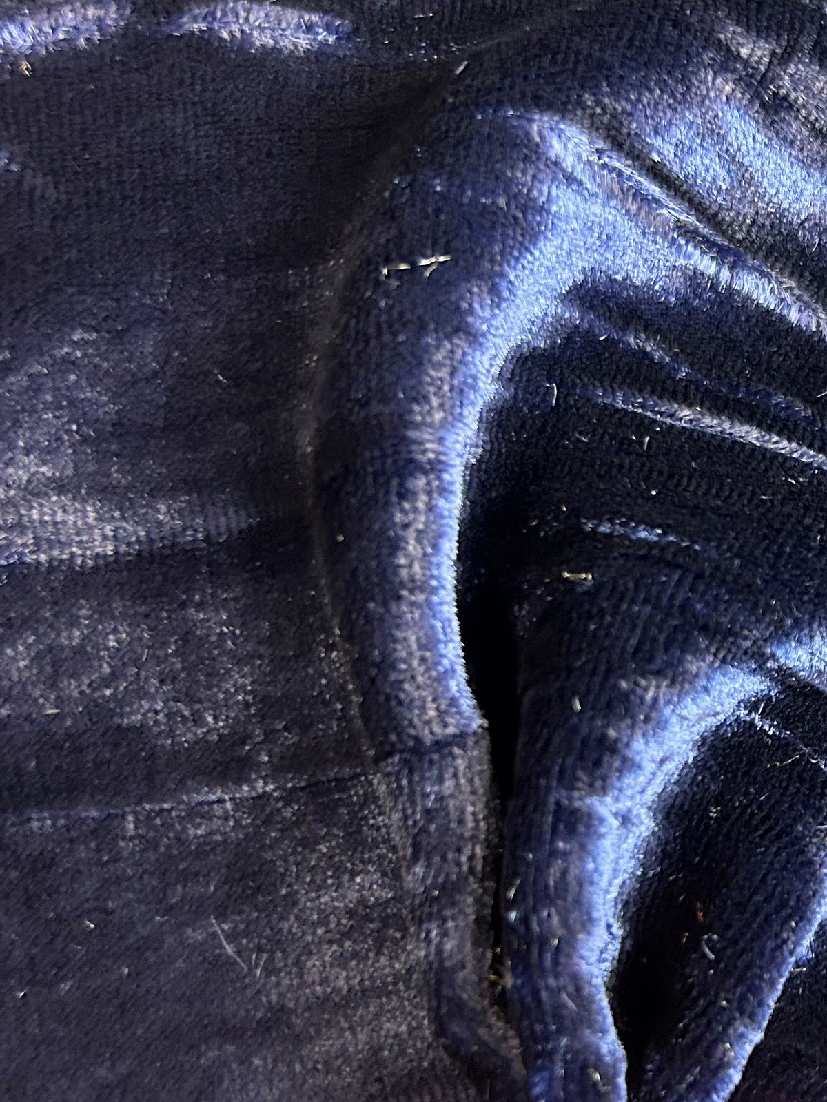 Marineblauer Seidensamt – Rüsche