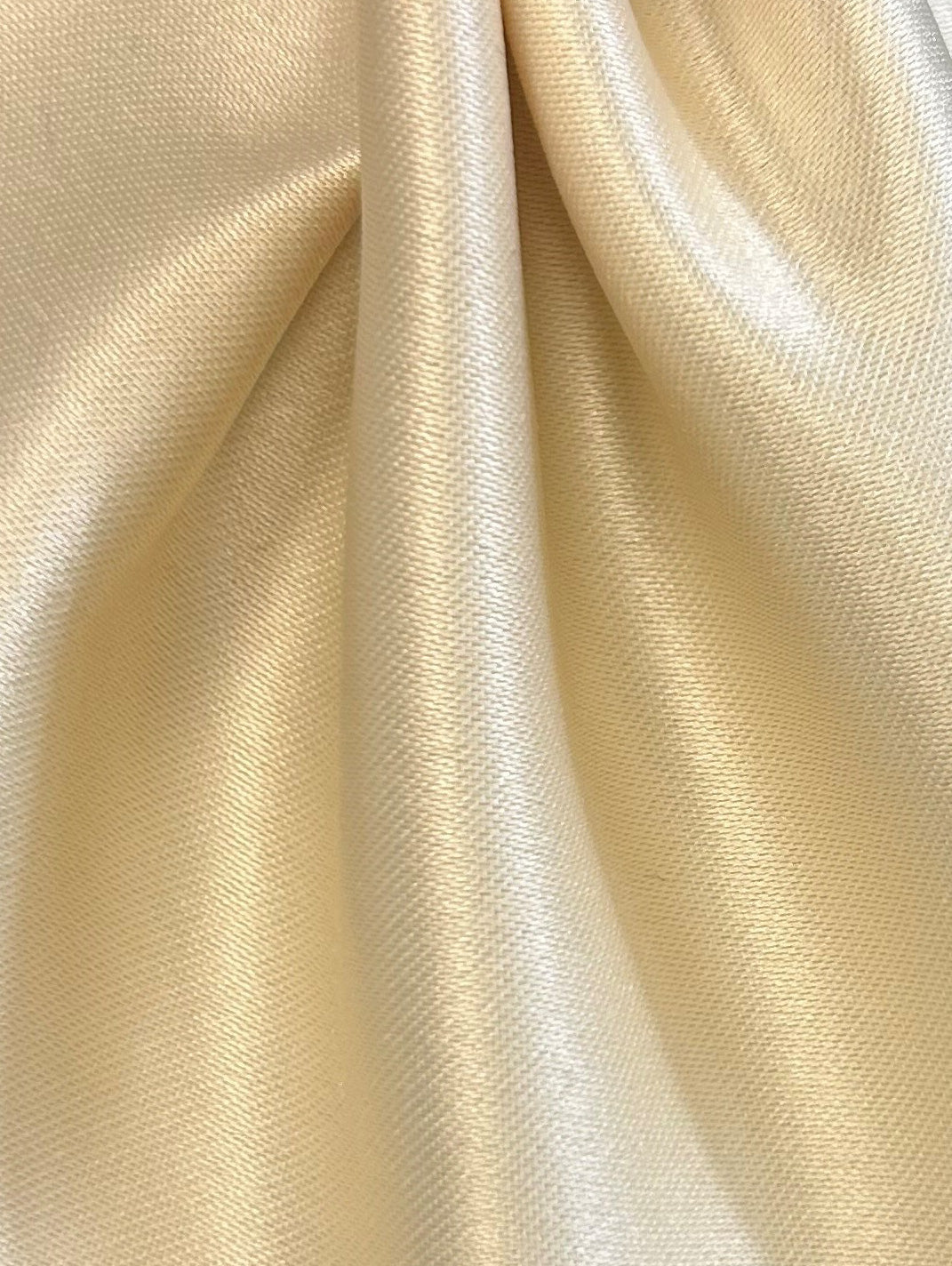 Champagnerfarbener Polyestersatin – Majestic