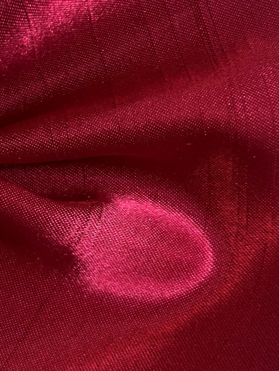 Weinrotes Dupion mit Polyester-Satin-Rückseite – Klarheit