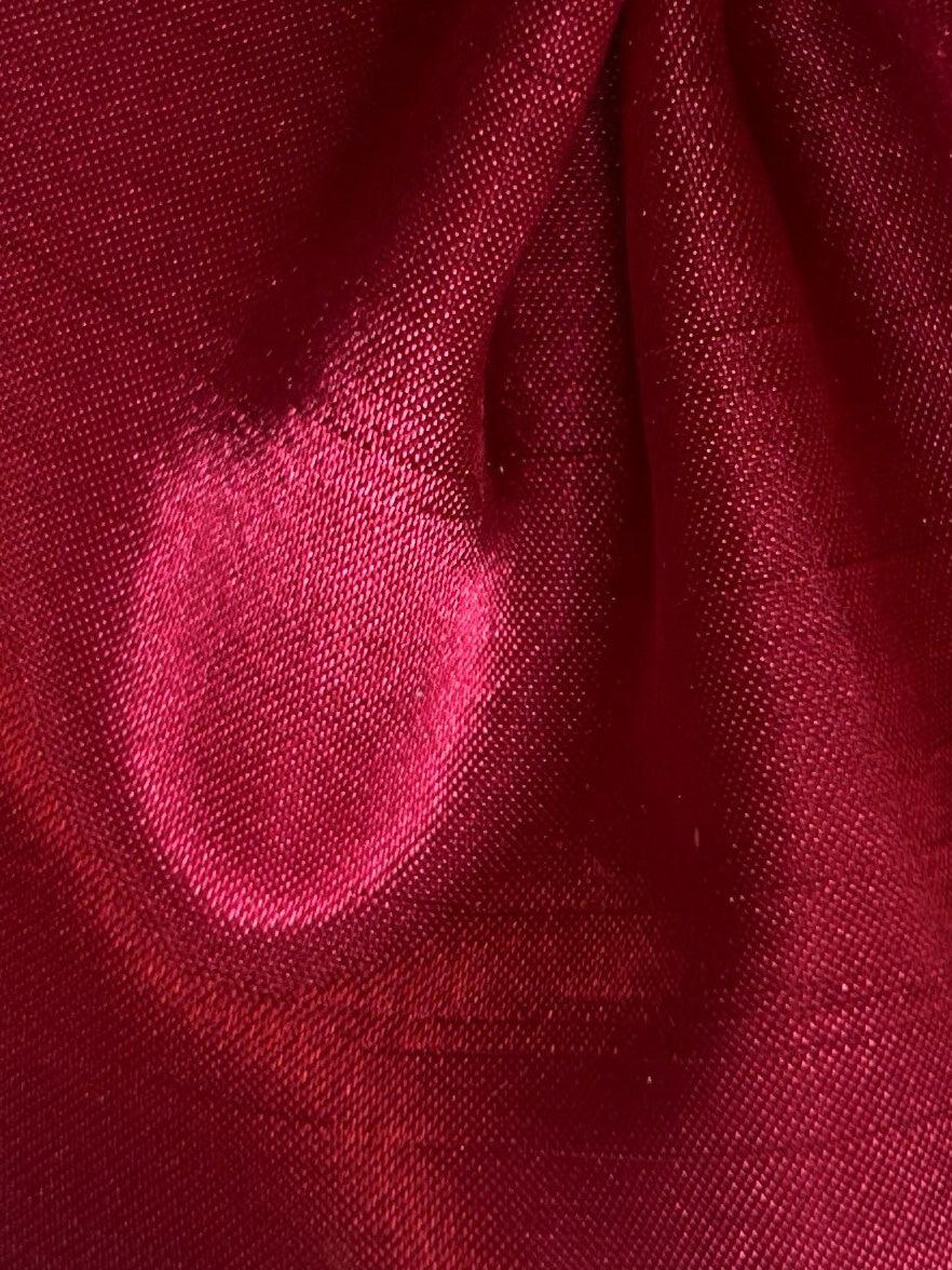 Weinrotes Dupion mit Polyester-Satin-Rückseite – Klarheit