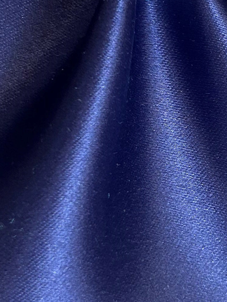 Traubenfarbener Polyester-Duchesse-Satin – Scenery