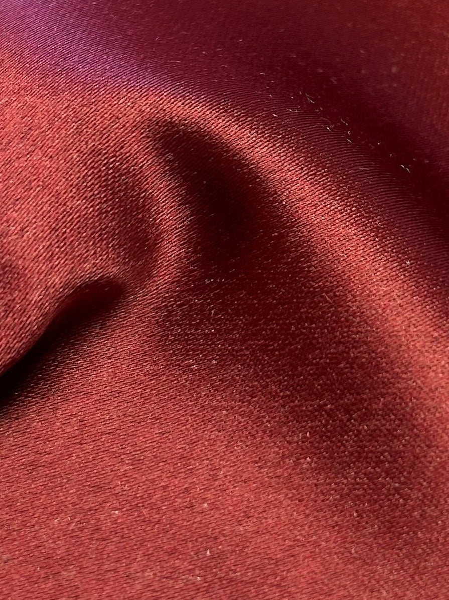 Weinroter Polyester-Duchesse-Satin – Scenery (P40)