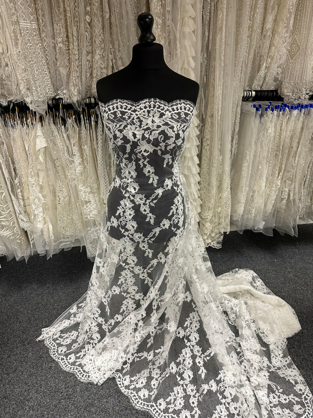 Elfenbeinfarbene Chantilly-Spitze - Rundhals