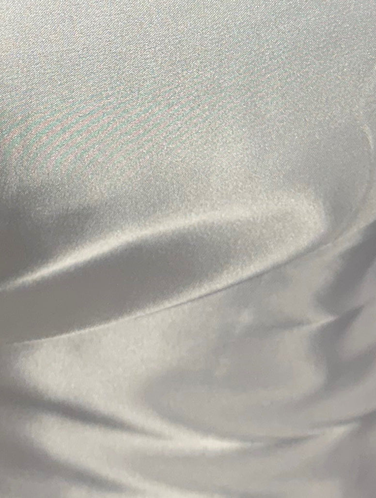 Weißer Polyestersatin – Ascot